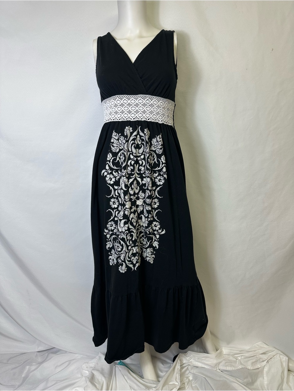 CURRENTS BRAND SIZE MED BLACK W WHITE LONG SUN DRESS